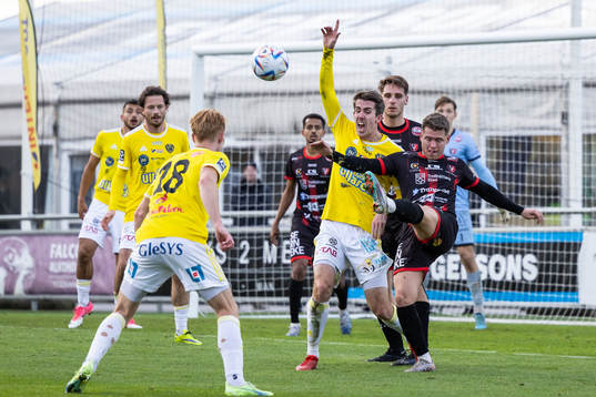 Falkenbergs Adam Eriksson och Trollhättans Samuel Rundqvist