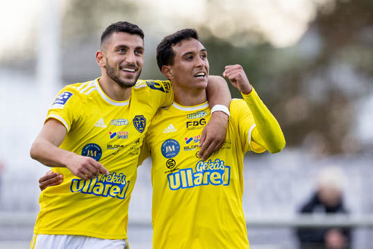 Falkenbergs Oliver Hintsa (h( jublar med lLeonardo Farah