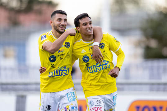 Falkenbergs Oliver Hintsa (h) jublar med lLeonardo Farah
