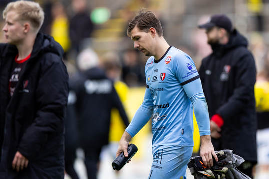 Trollhättans målvakt Julius Lindgren deppar