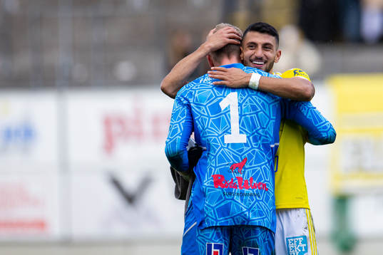 Falkenbergs Leonardo Farah Shahin jublar med målvakt Tim