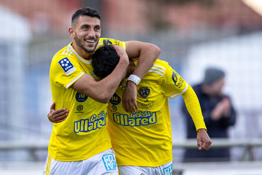 Falkenbergs Leonardo Farah Shahin och Oliver Hintsa jublar