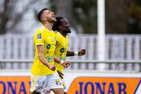 Falkenbergs Leonardo Farah Shahin och Godwin Aguda jublar