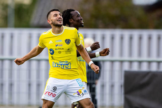 Falkenbergs Leonardo Farah Shahin och Godwin Aguda jublar
