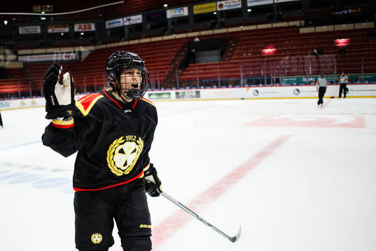 Brynäs Noemi Neubauerova jublar