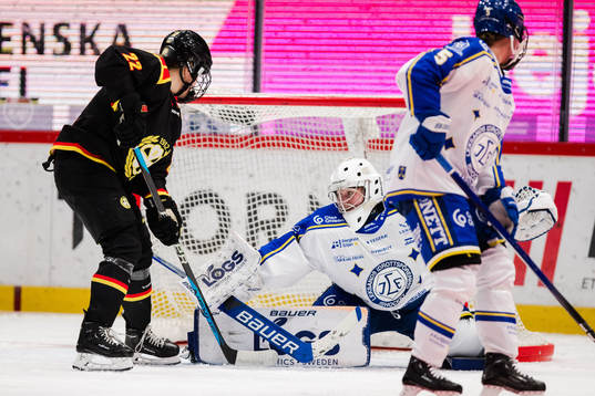 Brynäs Hanna Thuvik och Leksands målvakt Ellen Jonsson