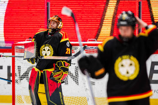 Brynäs målvakt Klara Peslarova deppar