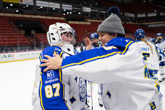 Leksands målvakt Ellen Jonsson jublar