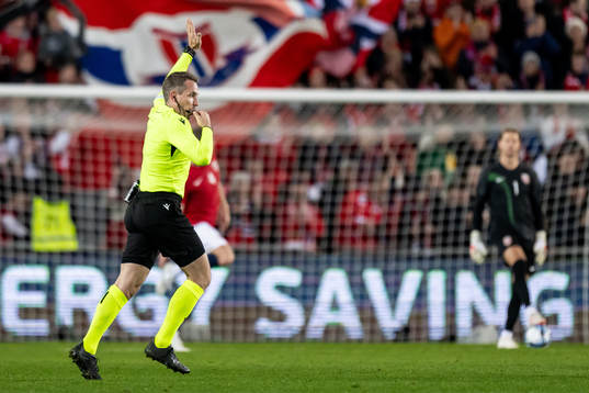 Referee Tobias Stieler