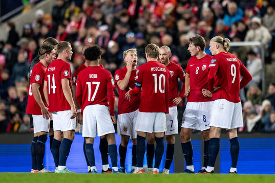 Martin Ødegaard of Norway talks to his teammates