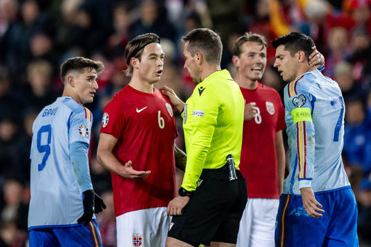 Patrick Berg of Norway and Referee Tobias Stieler