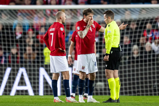 Stefan Strandberg of Norway and Referee Tobias Stieler