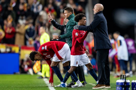 Oscar Bobb and Head coach Ståle Solbakken of Norway