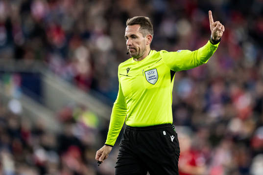 Referee Tobias Stieler
