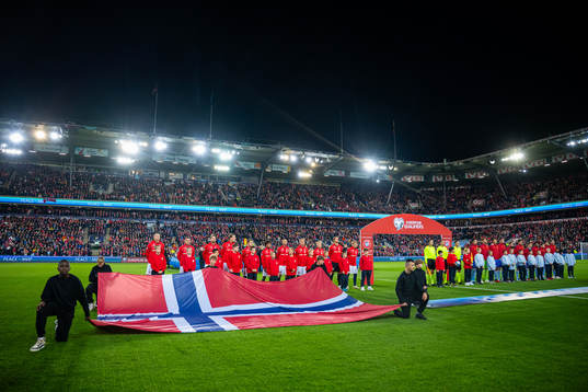 Players of Norway and Spain line up