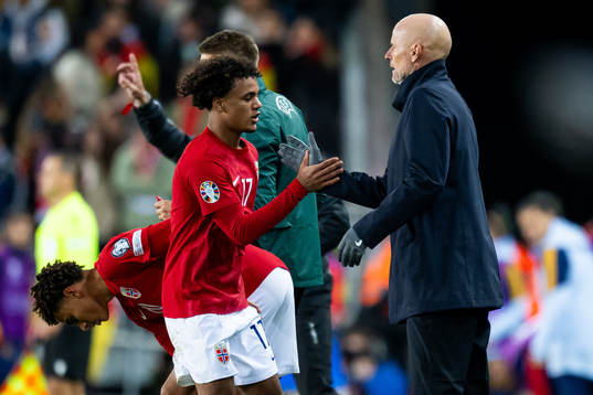 Oscar Bobb and Ståle Solbakken, head coach of Norway