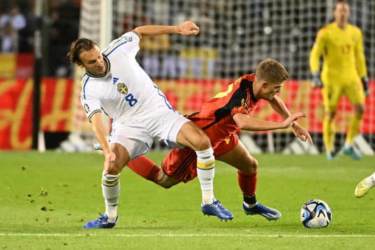 Albin Ekdal of Sweden battles for the ball with Charles De