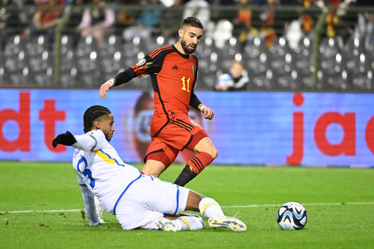 Jens Cajuste of Sweden battles for the ball with Yannick