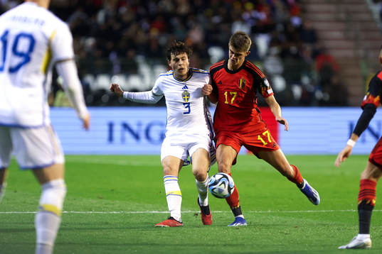 Victor Lindelof of Sweden battles for the ball with Charles