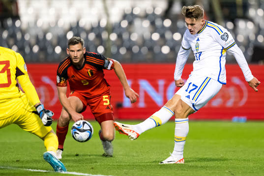 Viktor Gyökeres of Sweden scores 0-1
