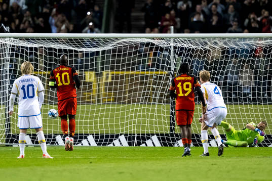 Romelu Lukaku of Belgium scores 1-1 behind goalkeeper Robin