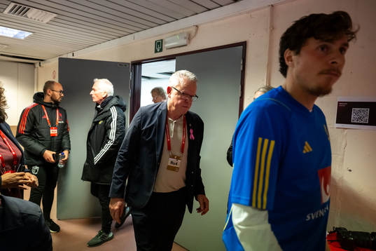 Head coach Janne Andersson and Victor Nilsson Lindelöf of