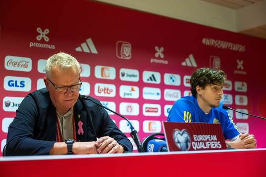 Head coach Janne Andersson and Victor Nilsson Lindelöf of