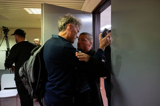A journalist from Belgium in a discussion with security