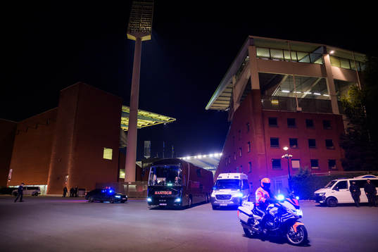 The bus transporting the Swedish team leaves King Baudouin