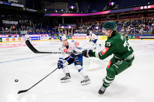 Ryan McKiernan of Munich and Jeremy Salvas Groleau of