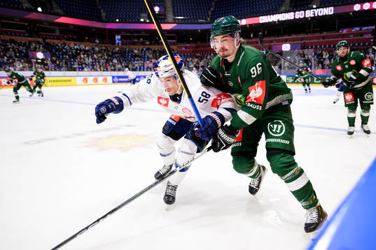 Ryan McKiernan of Munich and David Tomasek of Färjestad