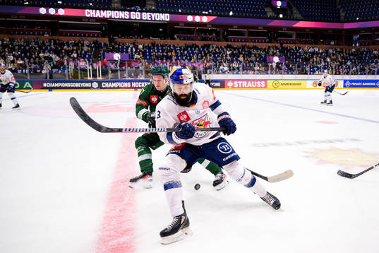 Elliot Ståhlberg of Färjestad and Dominik Bittner of