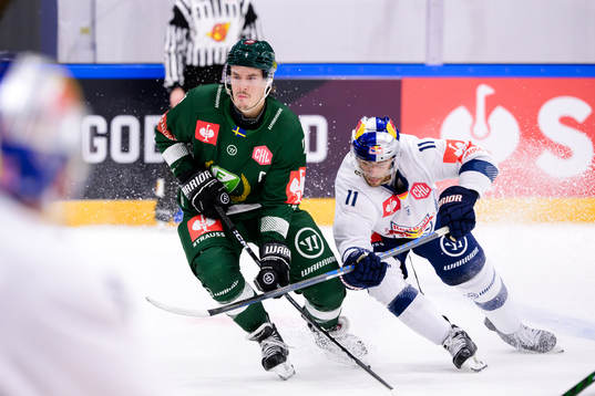 Oscar Lawner of Färjestad and Markus Eisenschmid of Munich