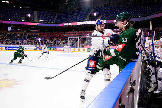 Trevor Parkes of Munich and Linus Johansson of Färjestad