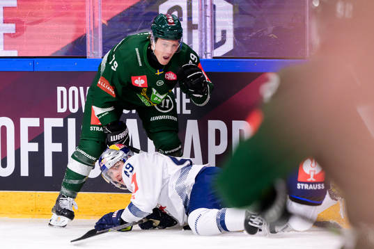 Patrik Lundh of Färjestad and Thomas Heigl of Munich