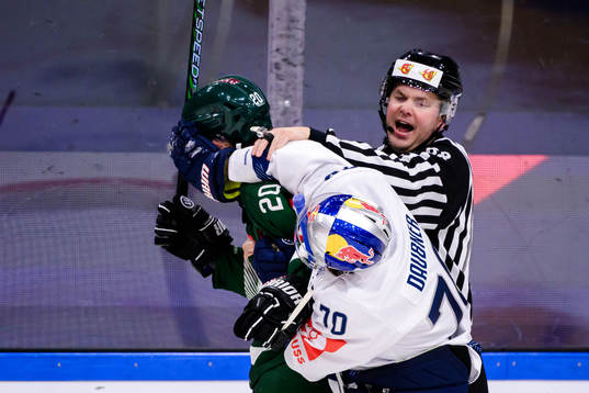Marcus Westfält of Färjestad and Maximillian Daubner of