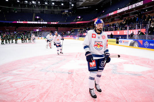 Nicolas Kraemmer of Munich looks dejected