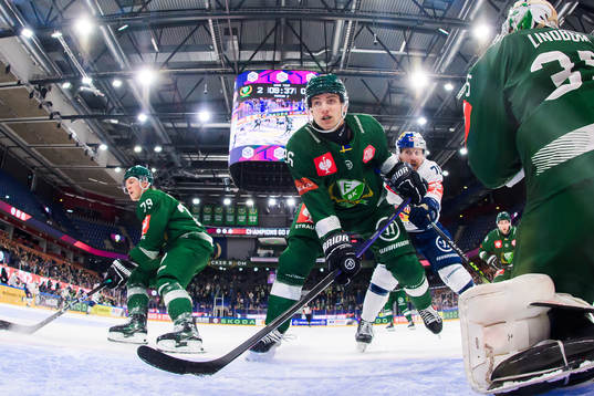 Joel Nyström of Färjestad and Maximillian Daubner of