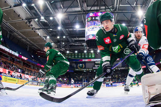 Joel Nyström of Färjestad and Maximillian Daubner of