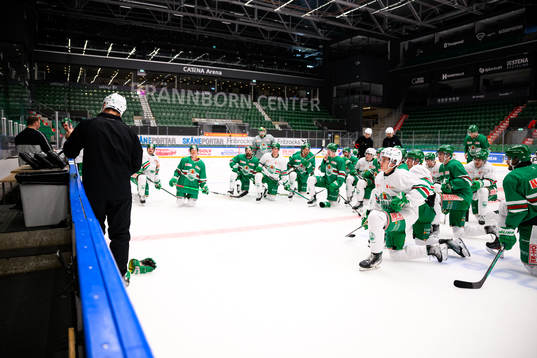 Tränare Cam Abbott och spelare samlade