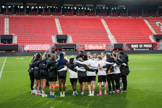 Bläddra bland fler bilder av Football, UEFA Women's Champions League Qualification, Häcken, Training 