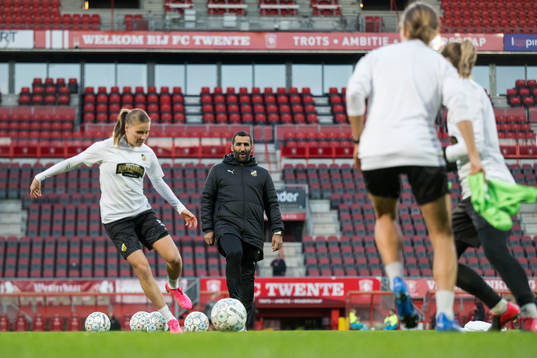 Head coach Mak Lind