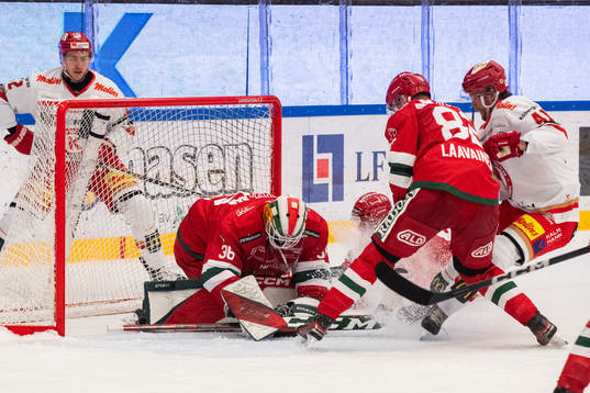 Moras målvakt Waltteri Ignatjew och Roope Laavainen mot