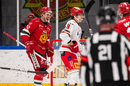 Moras Måns Carlsson jublar