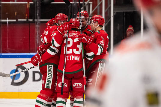 Moras Kristoffer Gunnarsson jublar med lagkamrater
