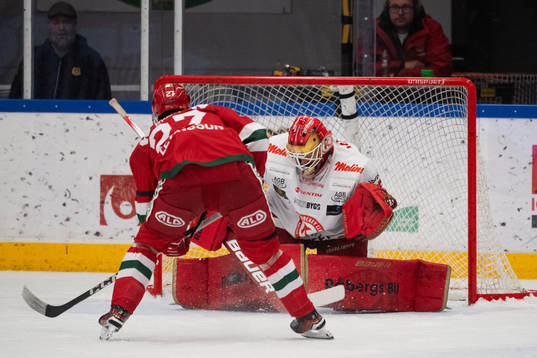 Kalmars målvakt Jonathan Stålberg räddar en straff