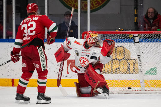 Moras Markus Modigs gör 2-1 på Kalmars målvakt Jonathan
