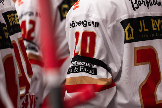 Kalmars Sebastian Borg bär sorgeband