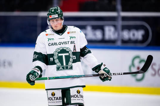 Tingsryds Jacob Lundegård med ett svart sorgeband på