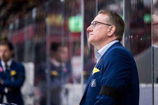 Södertäljes tränare Magnus Bogren med ett sorgeband